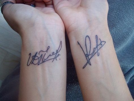 love the idea of signature tattoos from important people in your life Parents Signature Tattoo, Parent Signature Tattoo Placement, Parent Signature Tattoo, Mom Signature Tattoo, Parents Signature Tattoo Ideas, Signature Tattoo Placement, Tattoos For Your Parents, Tattoo Signature, Tattoos For Parents