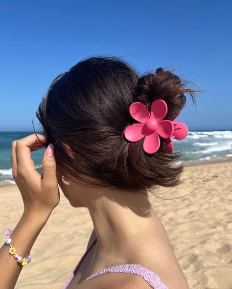 Girl wearing a cute pink flower hair clip, she’s facing the ocean and has a flower bracelet in her wrist Clipped Hairstyles, Summer Hair Clips, Flower Claw Clips, Sea Hair, Barbie Hairstyle, Pic Inspiration, Aesthetic Ocean, 여름 스타일, Hair Clamps