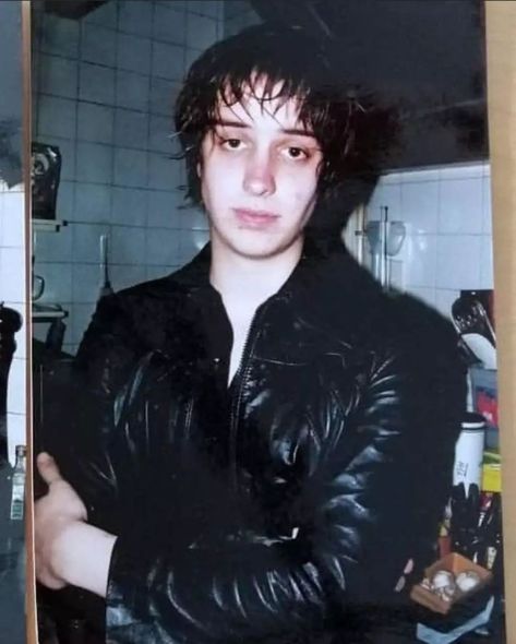 Hoy, 23 de Agosto de 2024, Julian Casablancas (el patrón de mi amiga xd) cumple 46 años. Happy birthday @minorbutmajor #juliancasablancas #juliancasablancasandthevoidz Julian Casablancas, Wife Material, The Strokes, Video Game Characters, How To Look Better, Happy Birthday, Celebrities, Birthday, On Instagram