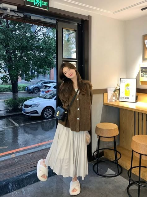 Cotton Long Skirt Outfits, Ootd Rok Korean Style, Long Skirt Ideas, Makeup Looks Korean, Long Skirts Casual, Casual Maxi Skirts, Taiwan Outfit, Long Skirts Summer, Winter Maxi Skirt Outfit