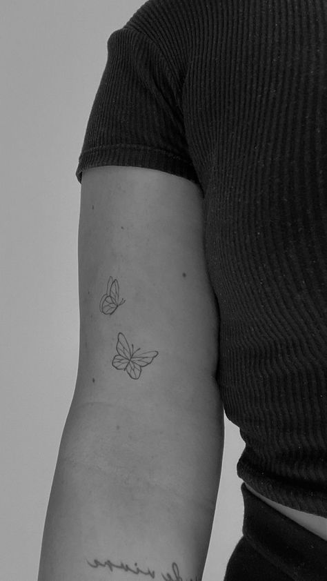 Arm Minimalistic Tattoo, Fineline Simple Tattoo, Fine Line Butterfly Tattoo Forearm, Simple Line Butterfly Tattoo, Simple Butterfly Tattoo Arm, Cute Fineline Tattoo, Fine Butterfly Tattoo, Butterfly Tattoo Designs For Women Arm, Simple Fineline Tattoos