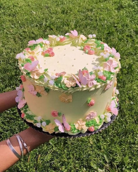 Pastry Chocolate, Vintage Birthday Cakes, Garden Cakes, Spring Cake, Mini Cakes Birthday, Garden Party Birthday, Flowers Cake, Pretty Dessert, Creative Birthday Cakes