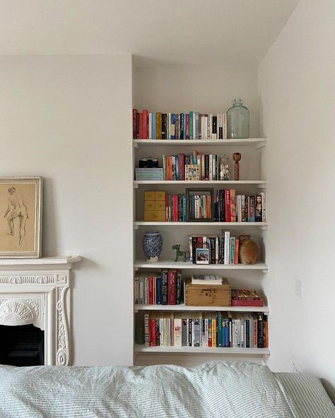 White Bookshelf Aesthetic, Minimalist Bookshelf, Small Bookshelves, White Shelves, So Satisfying, Future Apartment, Dream Apartment, My Books, Apartment Inspiration