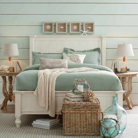 Lake House Bedroom, Rustic Lake Houses, Farmhouse Style Bedrooms, Coastal Living Rooms, Coastal Bedrooms, Beach Cottage Decor, Beach Bedroom, Coastal Bedroom, Beach House Interior