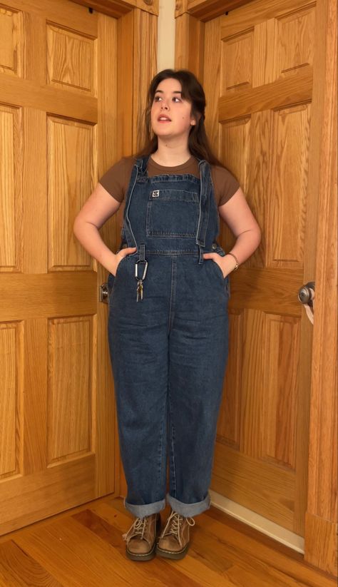 Overalls On Curvy, Overall Midsize, 80s Inspired Outfits Plus Size, Overalls Midsize Outfit, Earthy Aesthetic Outfits Plus Size, Overall Plus Size Outfit, Plus Size Overalls Outfit Fall, Overalls Plus Size Outfit, Overalls Outfit Summer Plus Size