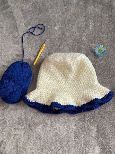 Crochet Projects Bucket Hat, Daisy Hat Crochet, Crocheting Bucket Hat, Bucket Hat Outfit Crochet, Bucket Crochet Hat Patterns, Crochet Patterns Bucket Hat, Bucket Hat Knitting Pattern, Crochet Hat Bucket, Handmade Bucket Hat