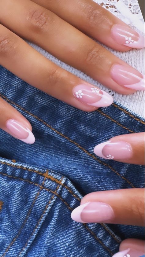 Natural Nails Designs French Tip, Colorful French Tip Nails With Flowers, French Tip Nails With White Flowers, Simple Nail Designs With French Tip, Flower Natural Nails, Pink French Tips Design, French Tip Nails With Pink Flowers, White French Tips With Blue Flowers, Light Pink French Tip Nails With Flowers