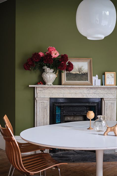 Find out the paint colors that have been chosen as the 2020 color of the year by Benjamin Moore, Sherwin Williams and Behr. There's pink, grey, blue, green and yellow...so lots of choice for home paint colors that will update your room decor with the latest color trends. #fromhousetohome #paintcolors #colortrends Farrow Bal, Free Wallpaper Samples, Sap Green, Wooden Window Frames, Duck Green, Trending Paint Colors, Farrow And Ball Paint, Farrow And Ball, Green Walls