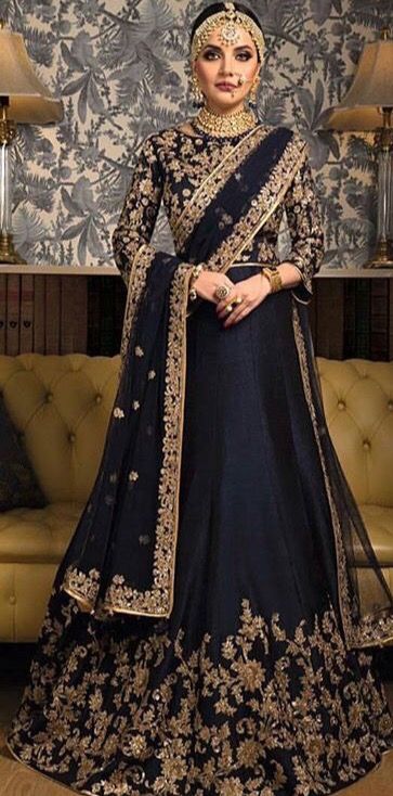 Regal looking navy blue and gold Indian bridal outfit #goldjewelry #makeup #smokeyeye Navy Blue And Gold, Bridal Outfit, Salwar Kamiz, Desi Clothes, Indian Bridal Dress, Indian Bridal Wear, Ghagra Choli, Indian Bridal Fashion, Indian Bridal Outfits