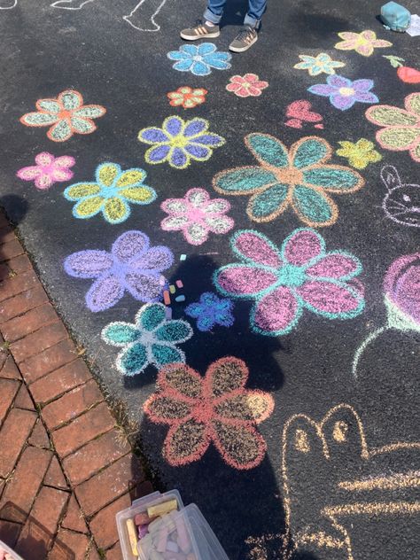 summer chalk draw flowers Spring Chalk Art, Chalk Aesthetic, Chalk Flowers, Playground Painting, Chalk Activities, Chalk Designs, Summer Paintings, Fun Chalk Art, Parking Spot Painting