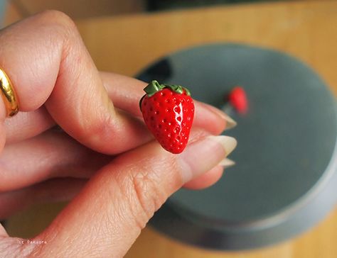 DIY: miniature strawberries Polymer Clay Candle Holder, Polymer Clay Projects Diy, Polymer Clay Candle, Strawberry Crafts, Clay Pinch Pots, Clay Candle Holders, Strawberry Season, Clay Candle, Polymer Clay Miniatures