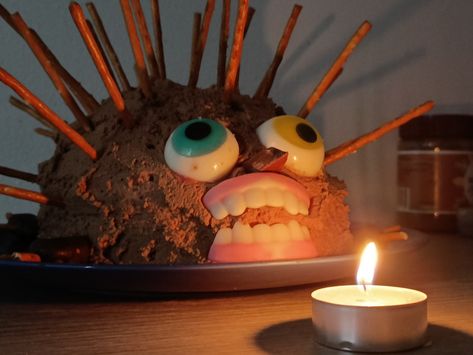 Cursed Cake Aesthetic, Funny Cake Fails, Cursed Hedgehog Cake, Cursed Hedgehog, Goofy Cake, Scary Halloween Cakes, Bad Cakes, Scary Cakes, Hedgehog Cake