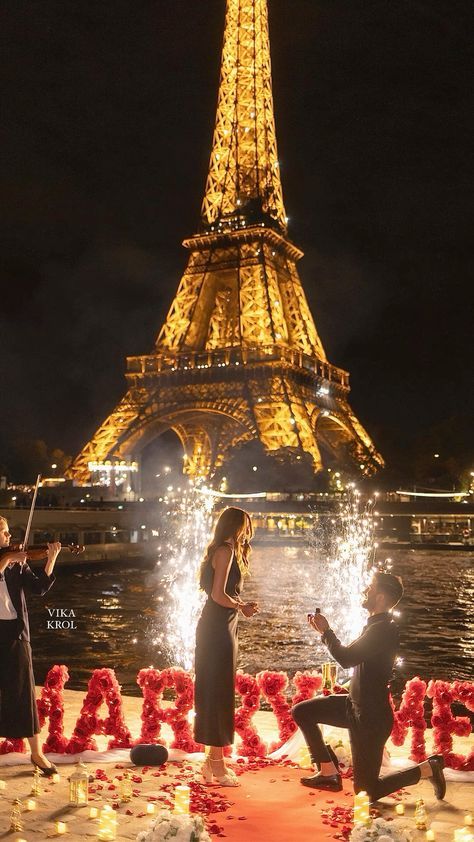 Propose In Paris, Engagement In Paris, Proposal Ideas Paris, Paris Proposal Night, Paris Proposal Aesthetic, Proposed Pictures, Dream Proposal Engagement, Proposal Manifestation, Proposal At Night