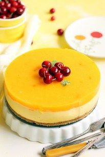 eggless mango cheesecake recipe with step by step photos. How about a delicious no bake vegetarian mango cheesecake recipe without eggs and gelatin. Made with vibrant alphonso mangoes, smooth cream… Easy Mango Recipes, Mango Cheesecake Recipe, Desserts Without Eggs, Showstopper Dessert, Eggless Cakes, Mango Dessert Recipes, Mango Cheesecake, Mango Dessert, Eggless Desserts