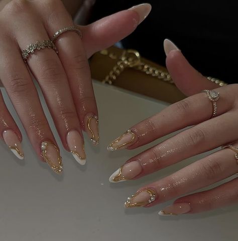 Golden Nail Extension, White And Gold Oval Nails, Gold Almond Nails Designs, Graduation Nails Gold, Almond Gold Nails, White Nails And Gold, Nude Nails With Gold Accent, Gold Nails Coffin, Elegant Stiletto Nails