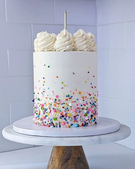 Simple Confetti Cake, Smash Cake With Sprinkles, Funfetti Cake Decoration, Simple Birthday Cakes For Women, Cakes With Sprinkles, Writing On Cakes, 30th Birthday Cake For Women, Confetti Birthday Cake, Simple Birthday Cake Designs