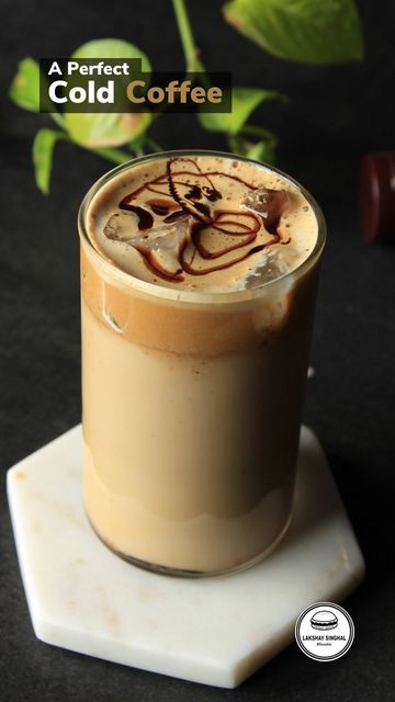 Cold Coffee At Home, Resep Starbuck, Soft Drinks Recipes, Coffee Homemade, Cold Coffee Recipes, Chocolate Dishes, Chocolate Recipes Homemade, Easy Coffee Recipes, Easy Cold