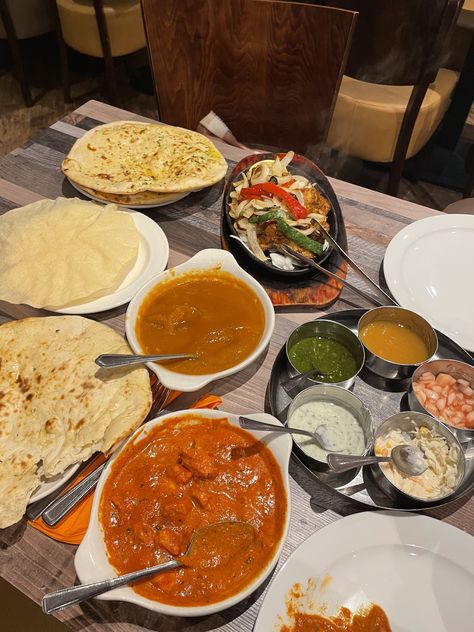 butter chicken w garlic naan 🙌🏽 Butter Chicken And Naan, Butter Chicken Naan, Shere Khan, Garlic Naan, Butter Chicken, Food Snapchat, Biryani, Naan, Good Mood