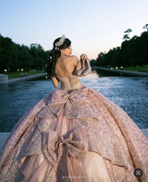 Loveee the back Rose Gold Quince Dress, Gold Quince Dress, Rose Gold Quinceanera Dresses, Rose Gold Quince, Rose Gold Quinceanera, Xv Dresses, Quinceanera Pink, Quinceanera Dresses Gold, Quinceanera Themes Dresses