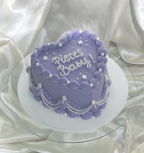 17 Doğum Günü, Purple Birthday Cake, Heart Shaped Birthday Cake, Heart Cake Design, 19th Birthday Cakes, Heart Birthday Cake, Modern Birthday Cakes, Bolo Vintage, Purple Cakes Birthday