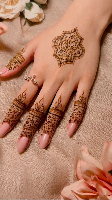 Minimal Mehndi, Minimal Mehendi, Minimal Henna, Mehndi Ideas, Mehedi Design, Simple Mehendi, Simple Mehendi Designs, Henna Designs Wrist, Mahendi Designs