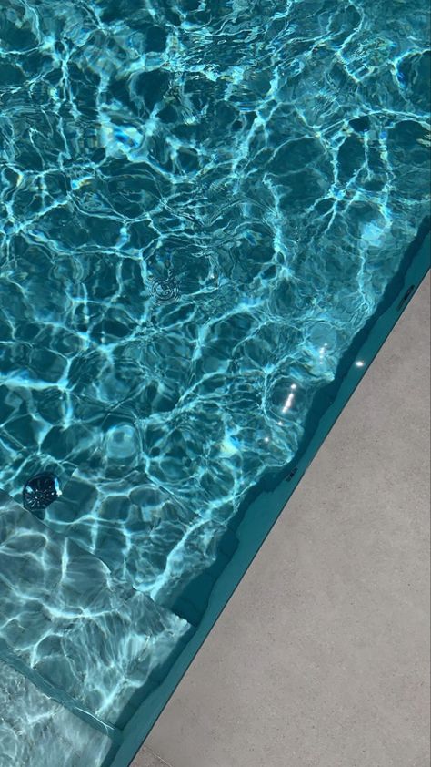 Pool Summer Aesthetic, Pool Poses, Swag Pics, Layered Haircuts For Medium Hair, Pool Picture, Summer Story, Mood Wallpaper, Pool Day, Aesthetic Tumblr