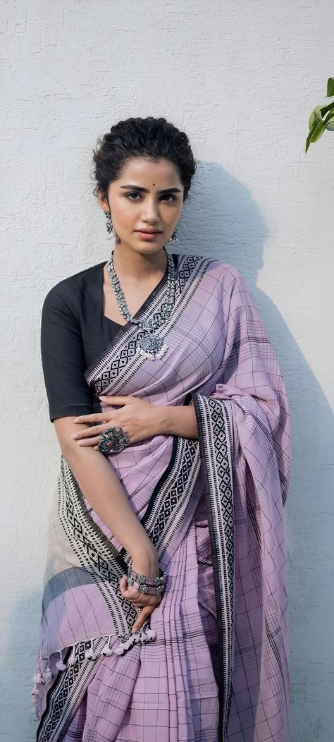 Anupama Parameswaran Saree, Anupama Parameswaran Cute Face, Anupama Parameswaran, Saree Poses, Indian Photoshoot, Boutique Dress Designs, South Actress, Couples Poses For Pictures, Indian Fashion Dresses