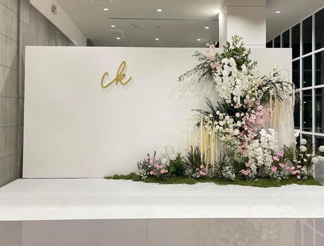 Backdrop Engagement Simple, Minimal Wedding Backdrop, Pelamin Idea, Dekor Pelaminan, Photobooth Background, Backdrop Engagement, Minimal Wedding Decor, Wedding Indoor, Wedding Background Decoration