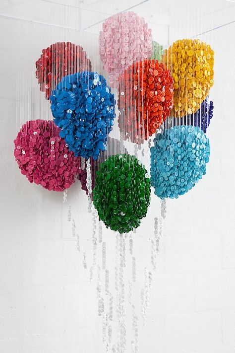 Miami-based artist Augusto Esquivel realistically duplicates objects by suspending thousands of sewing buttons on mere strings. Each strand of his incredib Suspended Art, Arte Peculiar, Love Balloon, Installation Design, Weird Pictures, Art Installation, Button Art, Balloon Art, Sculpture Installation