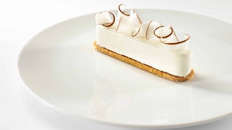 Plated Mousse Desserts, Coconut Mousse Cake, Coconut Mousse Recipe, Coconut Entremet, Parisian Desserts, Mousse Cake Recipes, Posh Desserts, Mousse Entremet, French Mousse