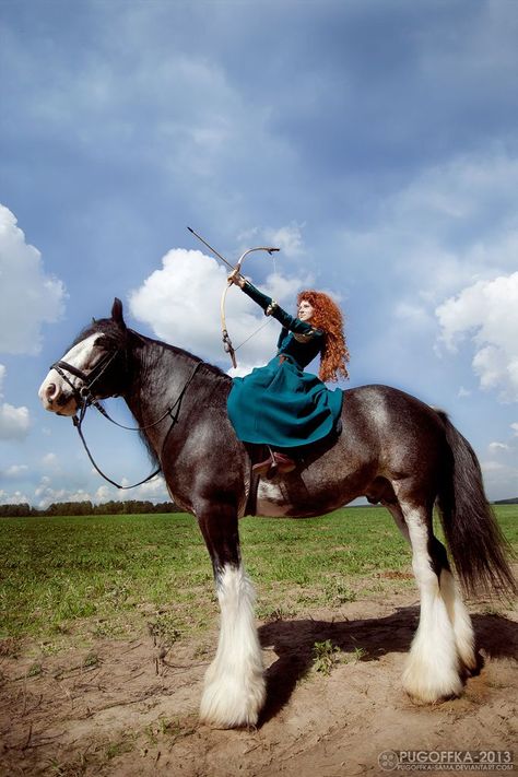 Horses are smart, majestic creatures. Except for the ones that aren't. Twitter user @mckellogs has just posted a thread, portraying the way their family are preparing for the impending snowmageddon, and it's their horse Tango that needs the most attention. Merida And Angus, Pixar Cosplay, Prenses Merida, Brave Cosplay, Horse Halloween Ideas, Brave Disney, Merida Cosplay, Horse Archery, Horse Halloween Costumes