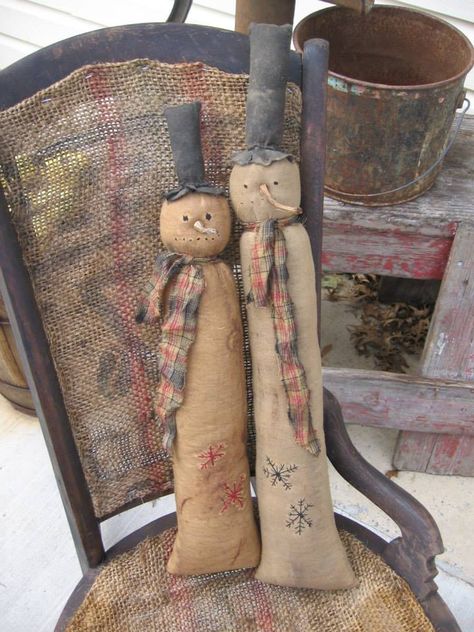 Primitive snowmen designed and handmade by Seasonal Prims Tela, Natal, Primitive Christmas Patterns, Fabric Snowmen, Primitive Snowmen Patterns, Rustic Christmas Crafts, Primitive Christmas Crafts, Primitive Christmas Ornaments, Snowman Couple