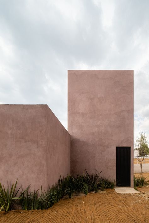 The Rustic Beauty of the Chukum in Modern Mexican Architecture | ArchDaily Mexican Architecture, Contemporary Building, Modern Mexican, Rural House, Social Housing, Building Systems, Roofing Systems, Traditional Architecture, Architecture Photo