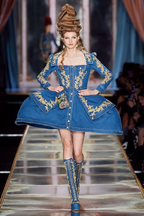 Moschino Fall 2020 Ready-to-Wear collection, runway looks, beauty, models, and reviews. Rococo Fashion, Vogue Germany, Milano Fashion Week, Jeremy Scott, Mode Inspo, Fashion Show Collection, Marie Antoinette, Cultura Pop, Blue Jean