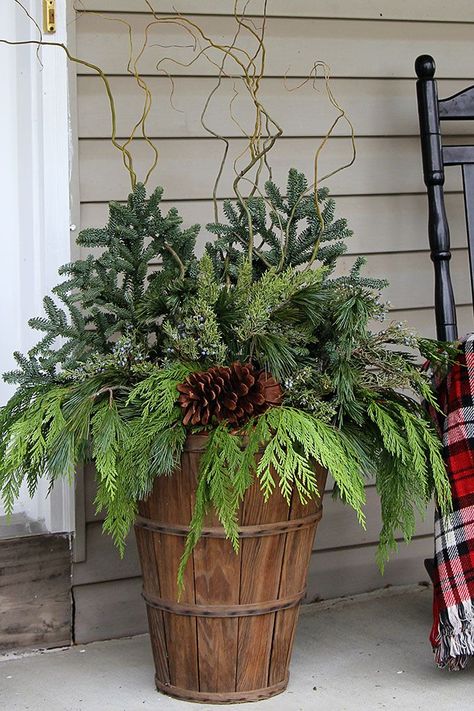 25 Best Winter Porch Decorating Ideas - Outdoor Winter Porch Decor Winter Porch Decorations, Julkransar Diy, Natal Natural, Winter Container Gardening, Christmas Urns, Outdoor Christmas Planters, Holiday Planter, Winter Planter, Christmas Pots