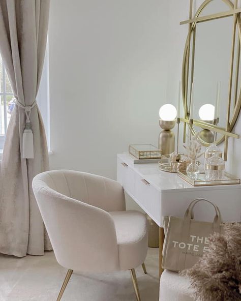 White and Gold Vanity Dressing Table Chairs, Makeup Station In Bedroom, Bedroom Inspirations Beige, White And Gold Vanity, Beige And Gold Bedroom, White Bedroom Vanity, White And Beige Bedroom, White Gold Bedroom, Dressing Table Chair