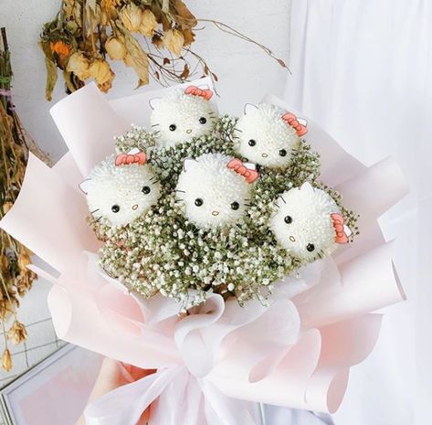 Hello Kitty Bouquet, Animal Flower Arrangements, Holly Wedding, San Valentine, Flower Bouquet Diy, Flower Gift Ideas, Creative Flower Arrangements, Flowers Bouquet Gift, Flower Arrangements Diy