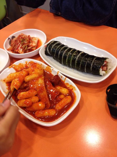 Teokkboki Food, Tokbokki Korean, Food O, Food Obsession, Cafe Food, Korean Food, Pretty Food, Food Cravings, I Love Food