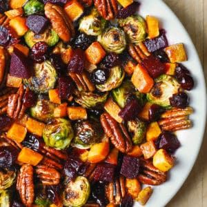 Winter Vegetable Salad with Butternut Squash, Brussels Sprouts, and Beets - Julia's Album Christmas Dinner Side Dishes, Vegetable Salads, Winter Vegetable, Breakfast Low Carb, Roasted Vegetable Recipes, Winter Vegetables, Dinner Side Dishes, Roasted Beets, Thanksgiving Sides