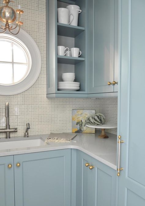 Brass hardware pairs beautifully with this light-blue cabinetry featured in a former Southeastern Designer Showhouse designed by Design Galleria and Lauren Deloach. Image: Matthew Quinn Collection Blue Cabinetry, Light Blue Kitchens, Building Kitchen Cabinets, Drawing Room Decor, Classic White Kitchen, Blue Kitchen Cabinets, All White Kitchen, Blue Cabinets, Remodel Kitchen