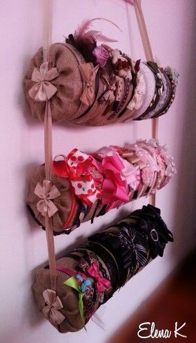 Hairband Organizer Diy, Sewing Room Ideas Organizing, Hairband Organizer, Diy Headband Holder, Sewing Room Ideas, Headband Storage, Hair Bow Organizer, Hair Accessories Holder, Organizing Hair Accessories