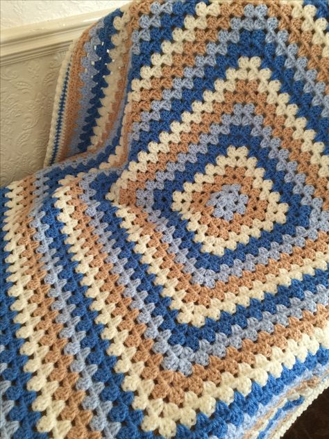 Infinite Granny Square Blanket, Single Granny Square Blanket, Infinity Granny Square Blanket, 3 Color Crochet Blanket, Chunky Granny Square, Granny Stitch Blanket, Granny Square Blankets, Blanket Inspiration, Crochet Blanket Colors