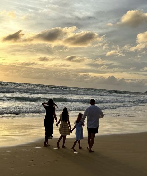 Traveling With Family Aesthetic, Beach With Family Aesthetic, Happy Family For Vision Board, Family Trip Vision Board, Good Family Aesthetic, Family Love Vision Board, Trip With Parents Vision Board, Family Trips Aesthetic, Kids Asthetic Picture