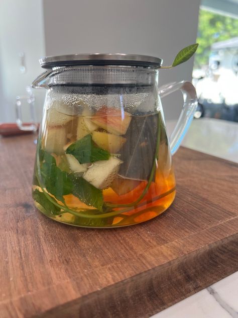 Apple Mint Tea, Peppermint Iced Tea, Peppermint Tea Aesthetic, Apple Tea Recipe, Peppermint Tea Recipe, Tea Recipes Loose Leaf, Sweet Tea Recipes, Drinks Smoothies, Apple Mint