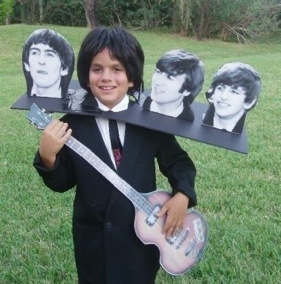 Beatles Halloween costume Hahaha! Beatles Halloween Costumes, Beatles Costume, Last Minute Kostüm, Diy Costumes Kids Boys, Beatles Birthday, Beatles Party, British Costume, Clever Halloween Costumes, Diy Costumes Kids