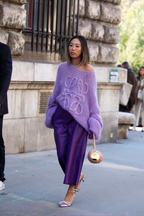 Street Style Chic Summer, Spring Travel Outfits 2023, Paris Fashion 2023 Street Style, Fall Fashion Week Street Style, Cool Street Fashion 2023, Summer 2023 Fashion Trends Street Style, Purple Style Outfit, Paris Fashion Week 2023 Street Style, Street Style Trends 2023