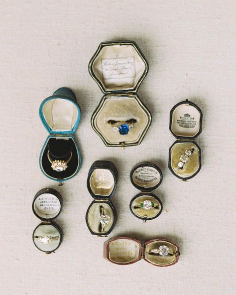 Antique Jewellery Photography, Vintage Ring Box Wedding, Ring Boxes Engagement, Vintage Ring Boxes Antiques, Unique Ring Boxes, Ring Box Aesthetic, Engagement Ring Box Ideas, Engagement Ring Boxes, Antique Jewelry Display