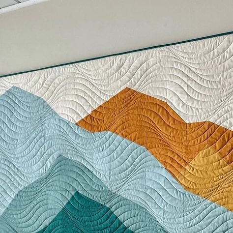 Steph | Bookends Quilting on Instagram: "Have you seen this incredible Ridges wall hanging @lisamariequilts made!? It’s so stunning 😍 Plus that matching Canyon pillow👌🏻 Lisa used half of the throw size quilt pattern to make this wall hanging. It’s so pretty that I want a quilt in these colors! 😍 Pattern: #RidgesQuilt and #CanyonQuilt Fabric: @artgalleryfabrics pure solids Quilting: Turbulent Seas long armed by @natalienovacek at @wildflowerquiltsco" Quilted Wall Hanging, Mountain Quilt Pattern, Mountain Quilts, Diy Crown, Landscape Quilt, Landscape Quilts, Wall Quilts, Quilted Wall Hangings, Quilting Techniques