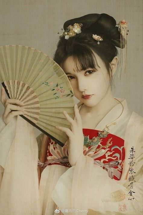 Hanfu Girl, Chinese Traditional Costume, Japanese Drawings, Chinese Clothing, Ancient China, Hand Art, Chinese Traditional, Chinese Culture, Ancient Chinese