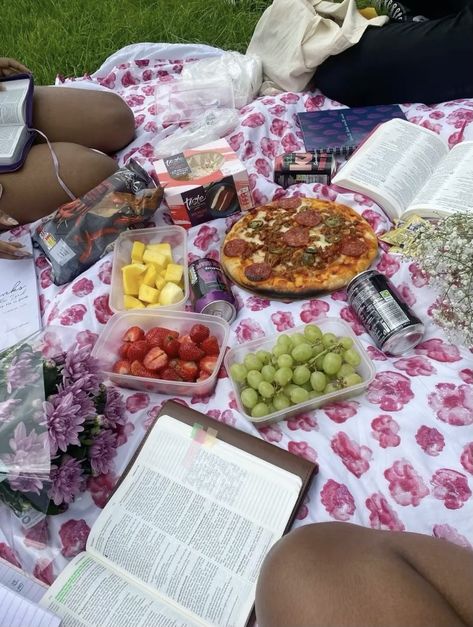 Bible Date Ideas, Bible Study Picnic Aesthetic, Bible Study Picnic Ideas, Prayer Picnic, Christian Picnic, Bible Picnic, Bible Study Picnic, Study Picnic, Picnic Pictures